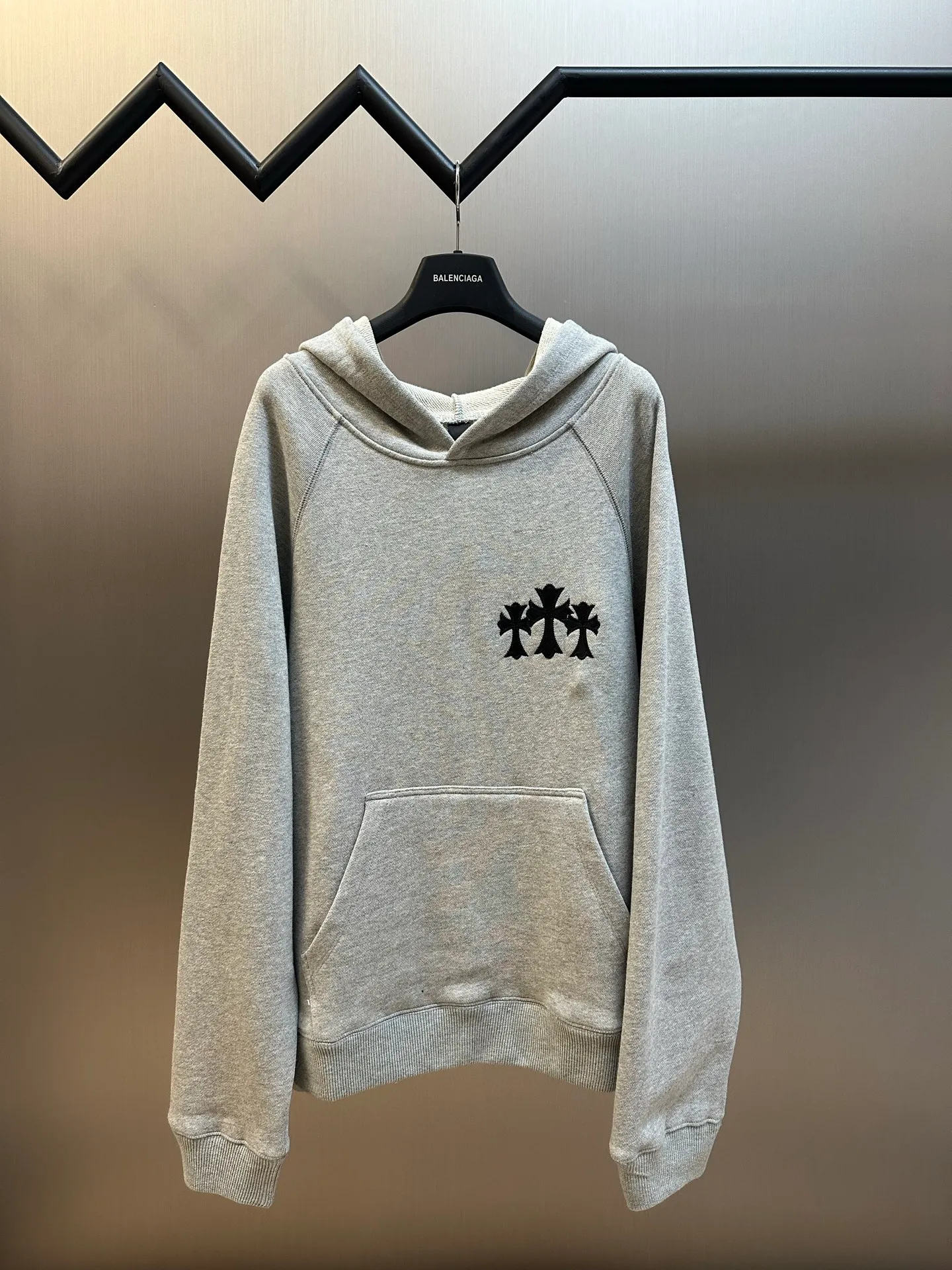 P490 Chrome Hearts Chrome Hearts Logo Hooded Sweatshirt. Customized heavy fortress intertwined air cotton, Chrome Hearts cross patch embroidery decoration on the chest, becoming the ultimate interpretation of dark gothic style. CH Gothic font is the finishing touch on the back panel, making the totem become your spiritual punctuation. The logo iron plate sways slightly with the swing of the body, adding a sense of movement and vitality.  Adopting imported machine appliqué embroidery technology, using advanced computer control systems and precision mechanical components, the Chrome Hearts logo appliqué embroidery operation is realized, presenting an embroidery effect with both clarity and three-dimensionality size: s m l xl
